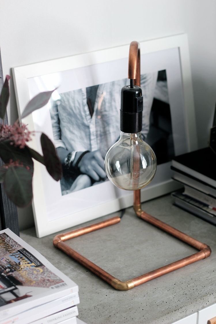 divine_copper's tweet photo. This copepr and black table lamp comes in a really vibrant copper coloured metal and would look great with an on trend exposed bulb*. It is great to have on your desk or bedside table as a reading light. It has a good, #sturdyconstruction. 

#HomeDecoration #HomeDecor #Delhi https://t.co/8jrdkL8Uur