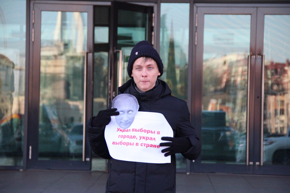 dvchell's tweet image. Во Владивостоке волонтёры Штаба @navalny провели серию протестных пикетов.