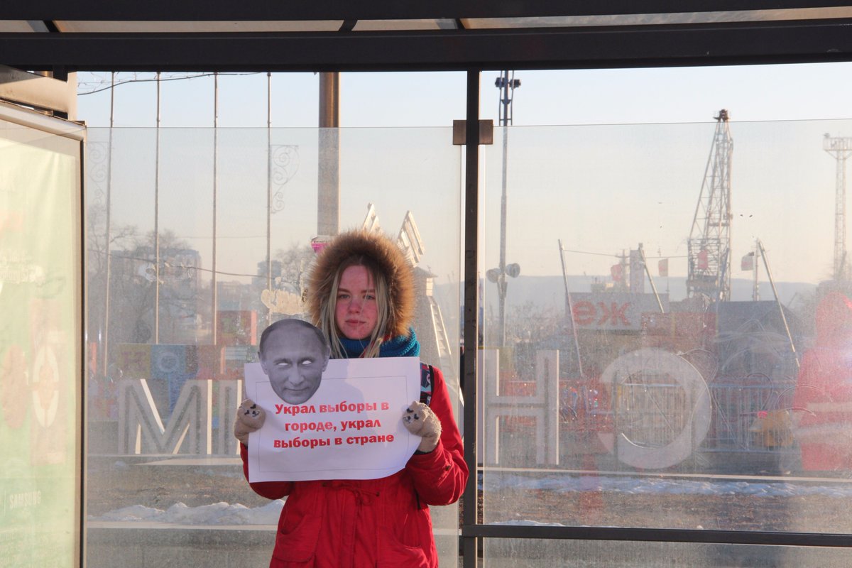dvchell's tweet image. Во Владивостоке волонтёры Штаба @navalny провели серию протестных пикетов.