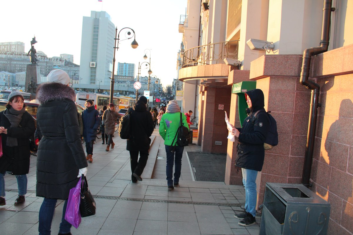 dvchell's tweet image. Во Владивостоке волонтёры Штаба @navalny провели серию протестных пикетов.