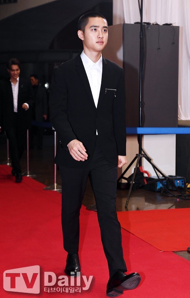 numsaeng13's tweet photo. หล่ออะ แถมยังหน้าชัดหลังแฟนอีกด้วยค่ะ https://t.co/8o7lvKGFv1