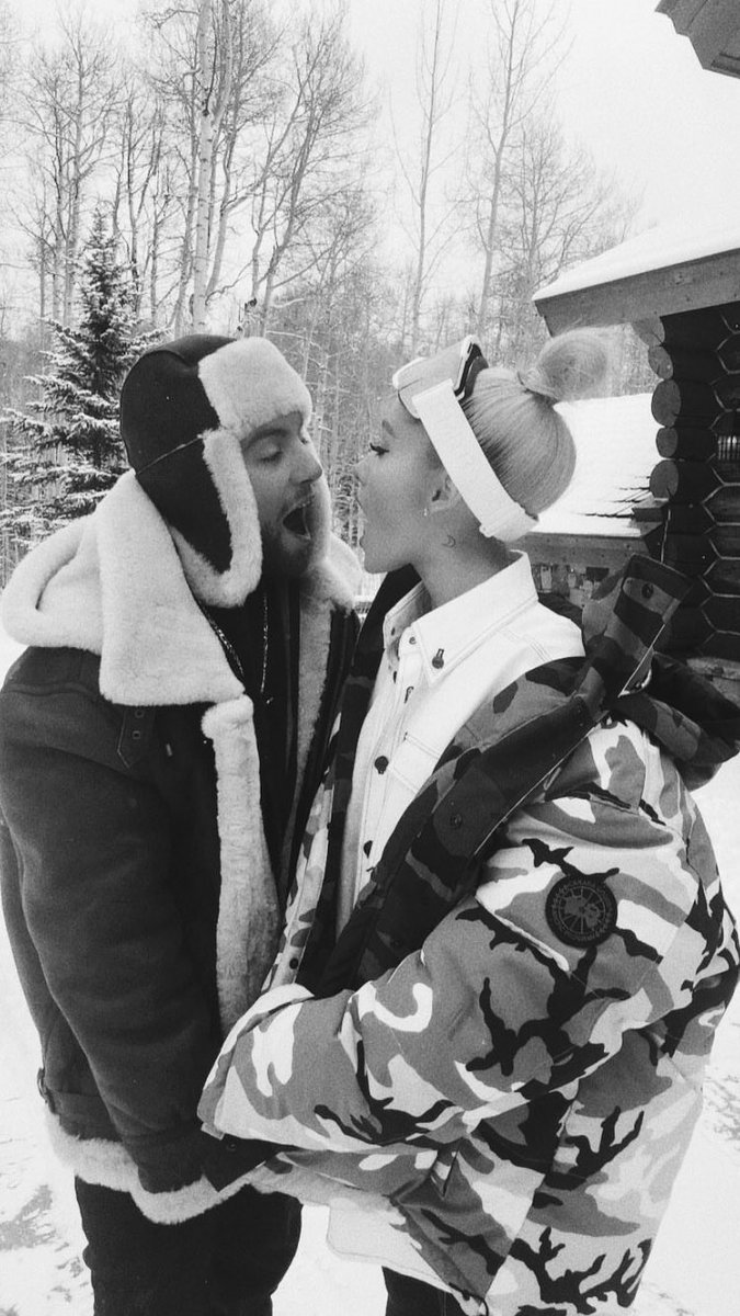 __kh__ag__'s tweet photo. #WeLoveYouAriana 😉 https://t.co/HgdBmyIDFm
