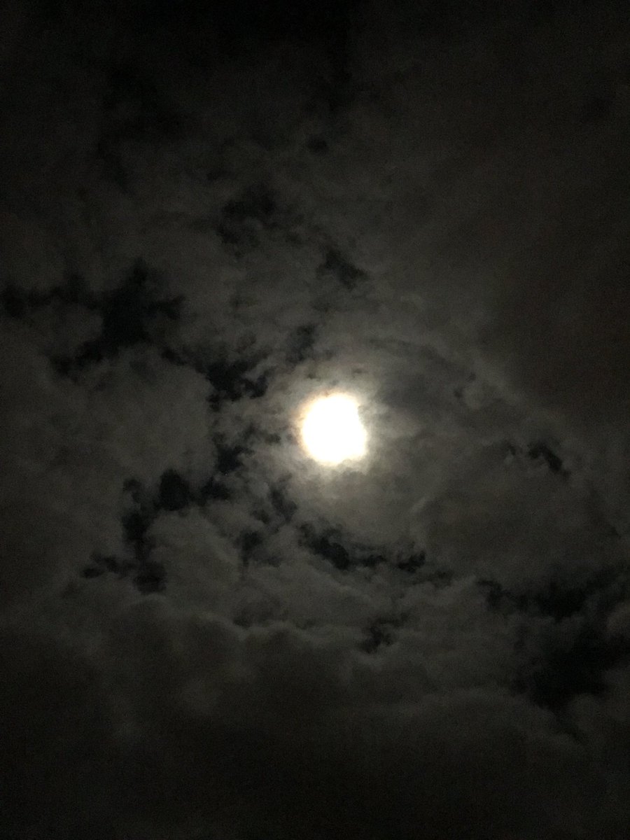 Gestern - der #mond #wonderfullworld
Wir leben auch heute und morgen in einer wunderbaren Welt!
—- was helfen wir Menschen mit?