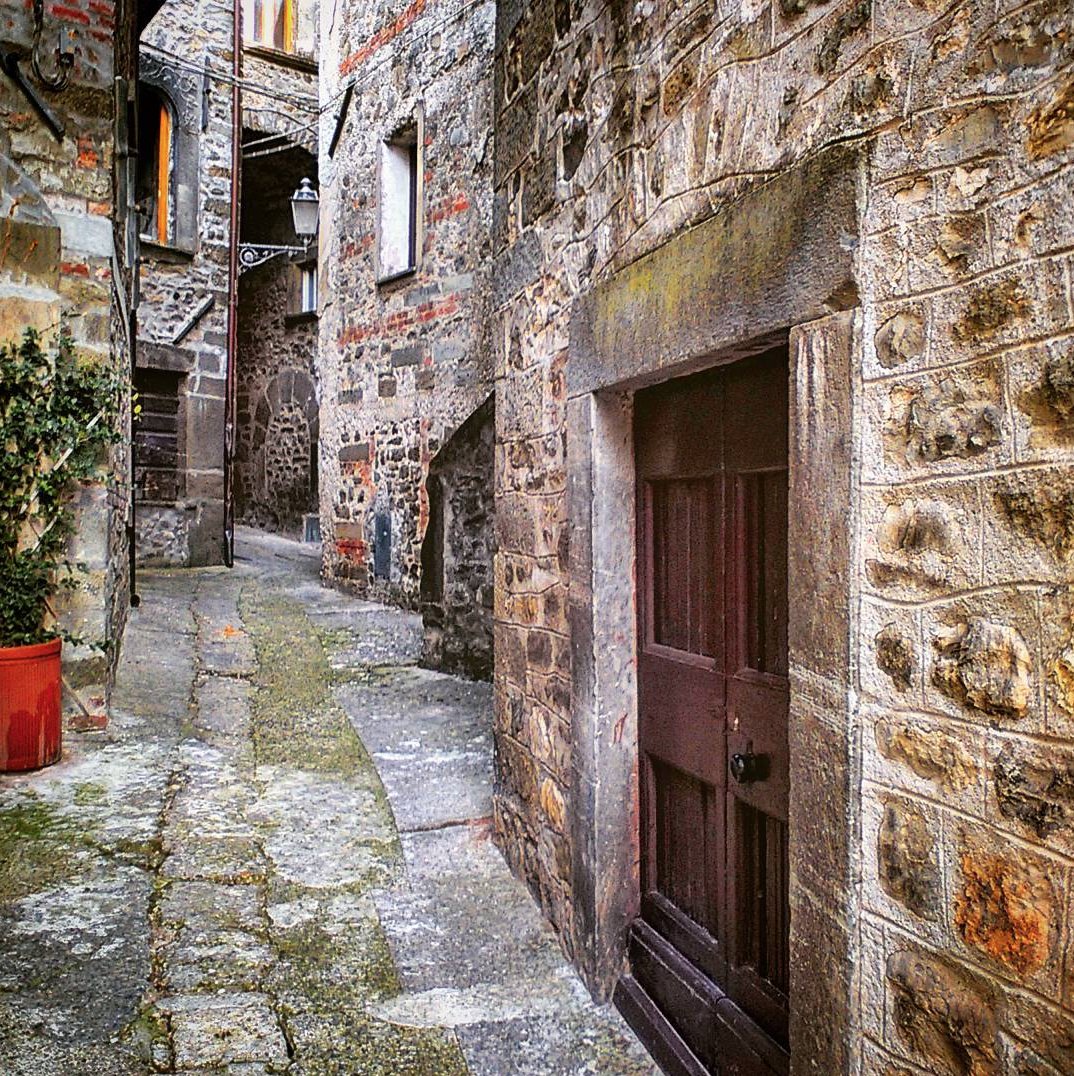 Casola in Lunigiana il nuovo luogo #HiddenTuscany a cui abbiamo dedicato un bel post grazie allo scatto di Antonio  bit.ly/HiddenTuscany-…