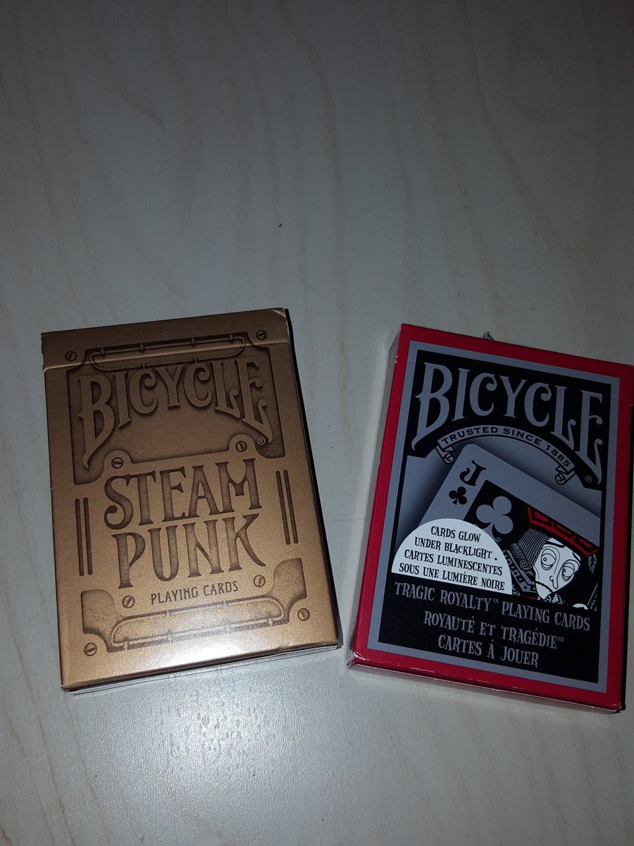 Mon zouzou, fier d'avoir récupéré une carte de <a href="/Gusillusionnist/">Gus illusionniste</a> hier. Il a reçu à Noël de quoi s'entraîner à faire pareil. Sinon, moi je le veux bien à l'apéro. Ceux qui ont vu illusionists 2.0 comprendront !