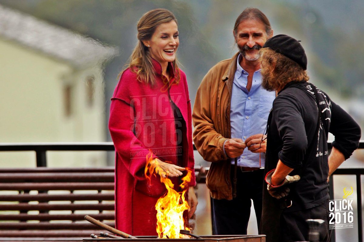 CLICK20FOTO's tweet photo. ¿Qué cosa mejor hay que hacer, con este temporal, más que acercarnos a la lumbre junto al calorcito del fuego como hace Letizia o acercarse a la exposición de #Click2016 en la sala @casyc de Santander, También hace calorcito allí mientras veis buenas fotos Foto©️Alberto Morante https://t.co/Zl2sBtgzzL