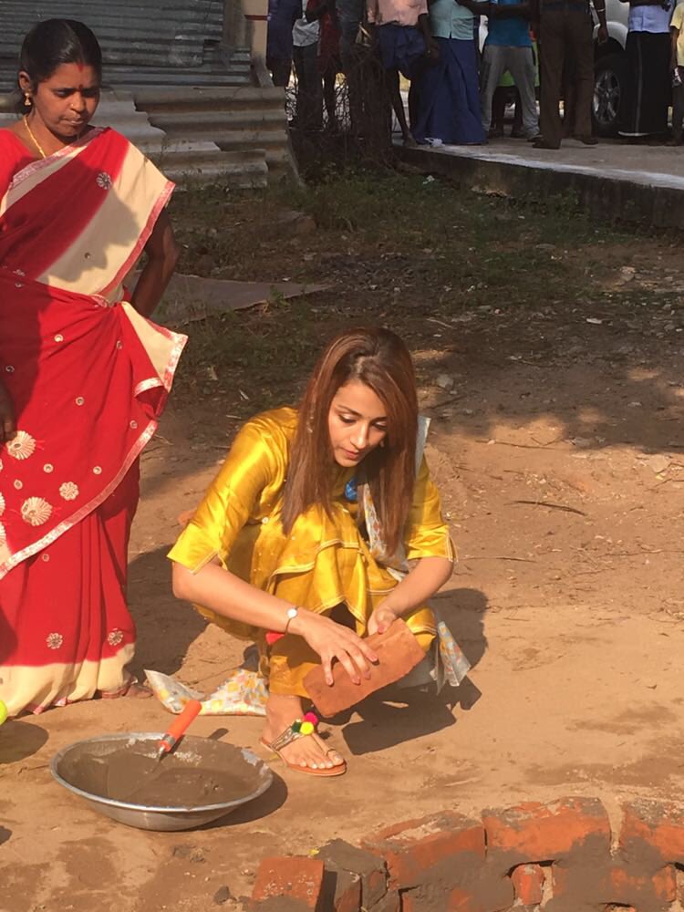UNICEFIndia's tweet image. “Women and girls face shame, loss of personal dignity and risk their safety when there is no #toilet at home. They have to wait for nightfall to relieve themselves in privacy. It’s a gross violation of #HumanRights” @trishtrashers @UNICEF Celebrity Advocate #ToiletsForProgress
