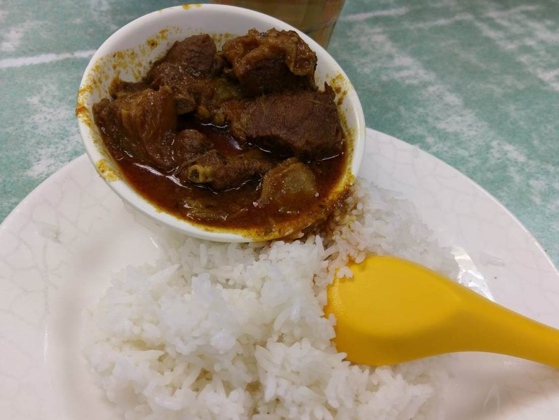 私の中では香港で一番おいしい羊！
さすがに食べきれなくなったので、ご飯少なめで..。

清真惠記の咖喱羊腩飯