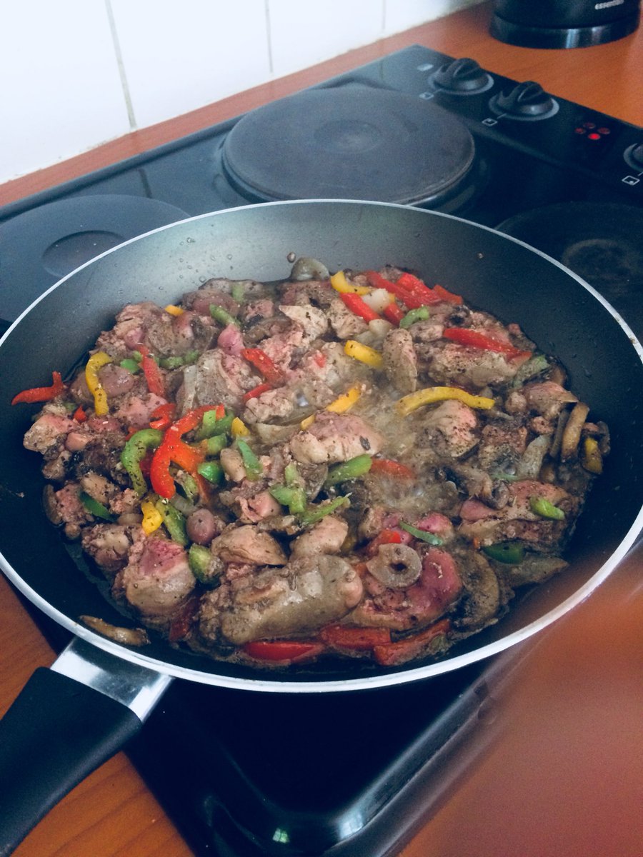 anelemkumla's tweet photo. On that #banting note. I’m back home after spending 5 days in Soweto. Back to eating proper #banting meals. Brunch was chicken livers in fried onions, mushrooms and peppers. They had them with garlic bread &amp; eggs. Me just the eggs, no bread. #bantingmeals #bantingworks https://t.co/Xtp3XS444T