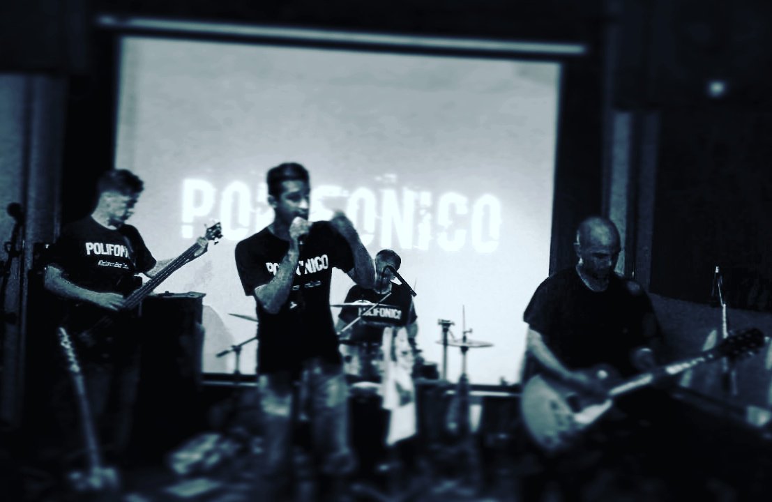 polifonico_ok's tweet photo. En la última del año, en #moronmusicfactory
Ph. Nano, cantante del #ElDescontentoDeBernard https://t.co/p2jr3g6so3