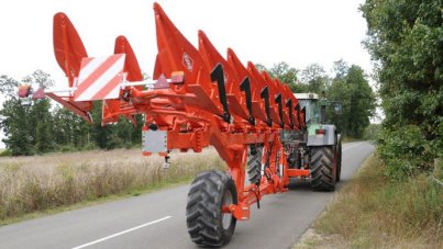 AgriMutuel's tweet photo. Les charrues Leader homologuées à 30 km/h en Allemagne: Tous les modèles de charrue de la gamme Leader sont homologués par le TÜV pour circuler jusqu'à 30 km/h sur les routes allemandes. Un gain de temps ... https://t.co/En5qsV4XZh https://t.co/7LsWsoY4Px
