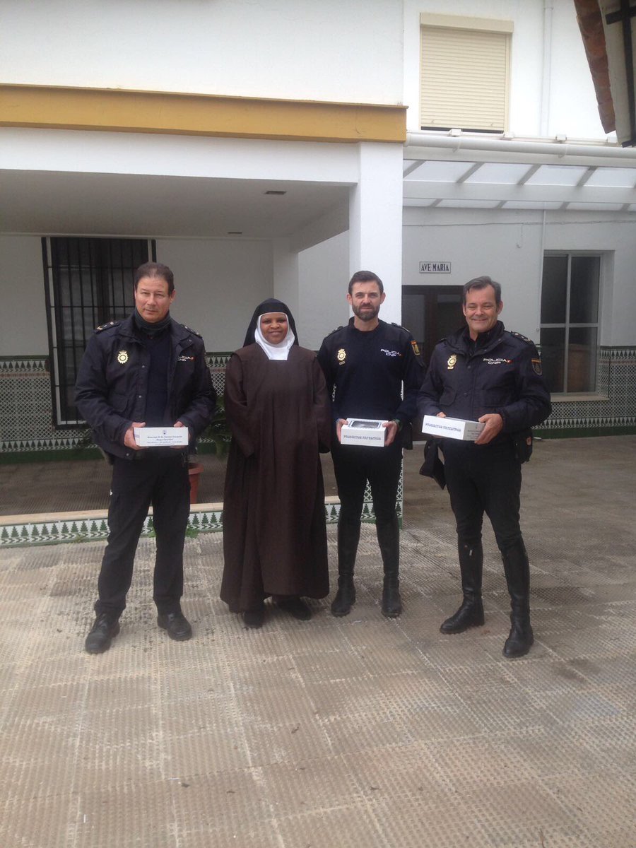 polprsevilla's tweet photo. Buenas acciones como estas, hacen que la vida, sea mejor vida. Entrega de alimentos por parte de la @policia en un Convento en el que ayudan a mucha gente necesitada #CampañaRecogidaDeAlimentos #Sevilla https://t.co/xxCsgCuAgf