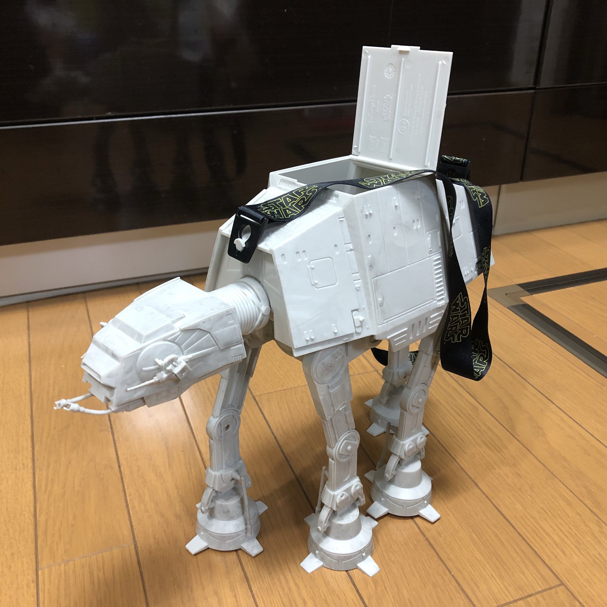 マイホビ ウォルトディズニーワールドのat Atポップコーンバケツをお土産でもらったのでとりあえず散歩に行ってきます Wdw Starwars T Co Zdaixxlqkn Twitter