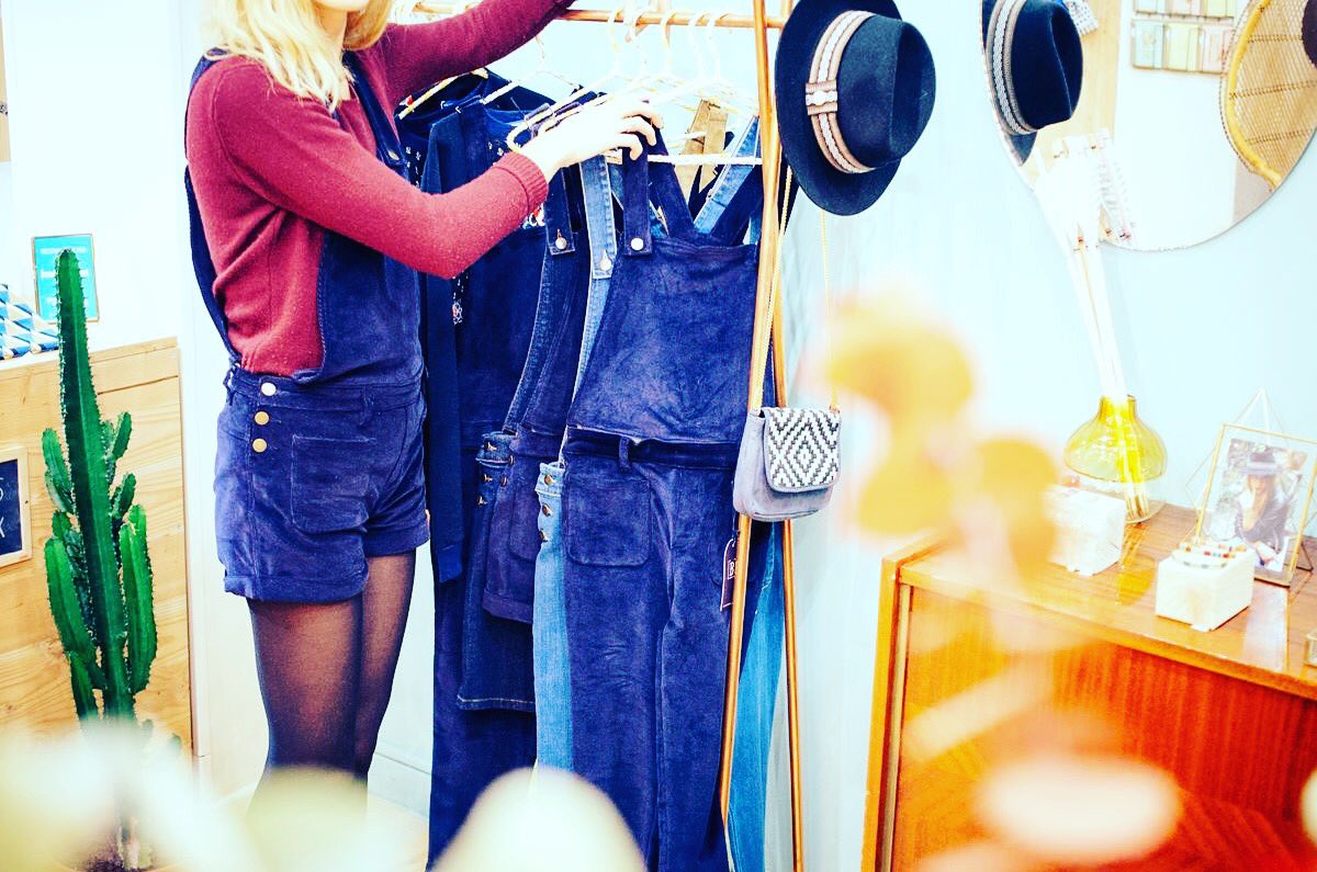 26EMME's tweet photo. Velvet is a must have for this winter ! 🎄🎁@baltimore Paris #velvet #dungarees #salopette #chic #fashion #slowfashion #modeethique #blue #paris11 https://t.co/GhunX7bnR7