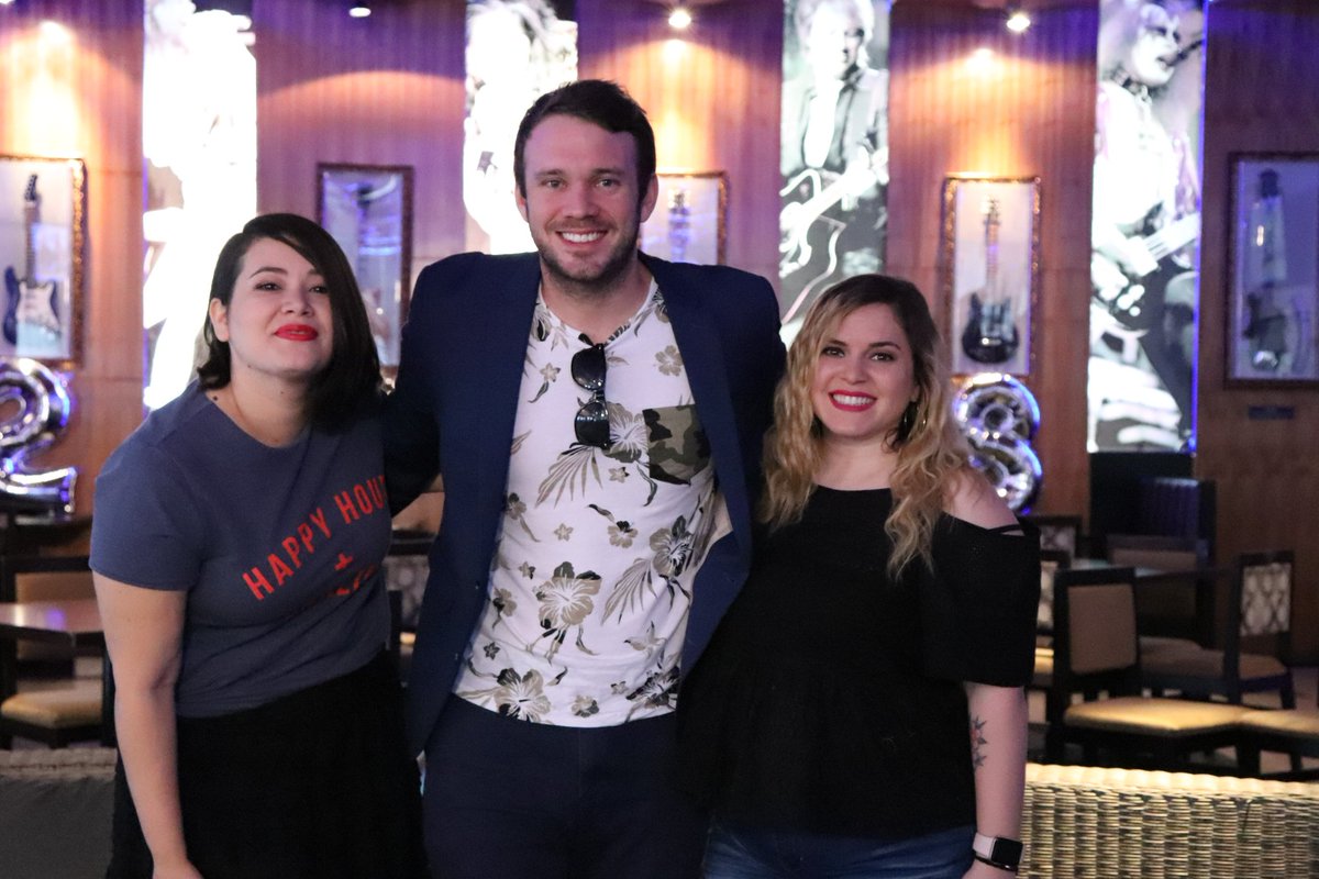 CadaDiaSNT's tweet photo. Estamos #EnVivo desde el @hrcasuncion 😁🍻 por el @sntcanal9 disfrutando del último programa del año 2017 ❤
En minutos se viene el karaoke
#TeamPark vs #TeamTroche
Jurado:
#MarileUnger
#AndiRuizDiaz
#EdwinStorrer
Acompañamos #OnLine 💻📲
https://t.co/ErVMXZiUXG
#LMCD28 https://t.co/ln1IqCikMD