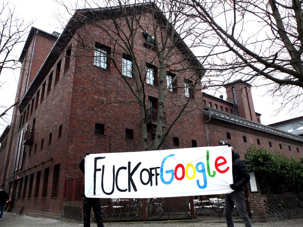 À Berlin, certains ne veulent vraiment pas d'un nouveau et énorme "Google Campus" en plein Kreuzberg et ils expliquent très bien pourquoi sur un site à l'URL évocateur fuckoffgoogle.de cc <a href="/jerezim/">Jérémie Zimmermann 💗 🎶 🧀</a>