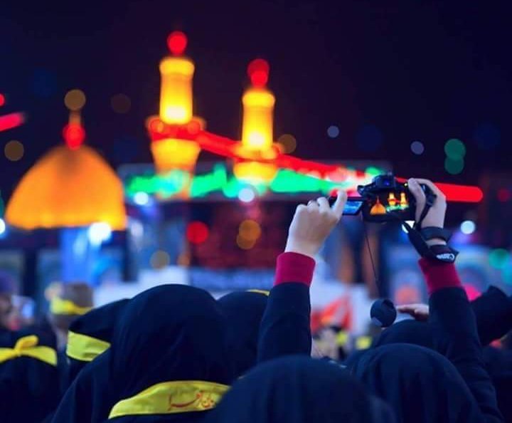 فأدر لحاظك في محاسن وجههِ 
تلقى جميع الحسن فيه مصوراًَ 

ابن الفارض