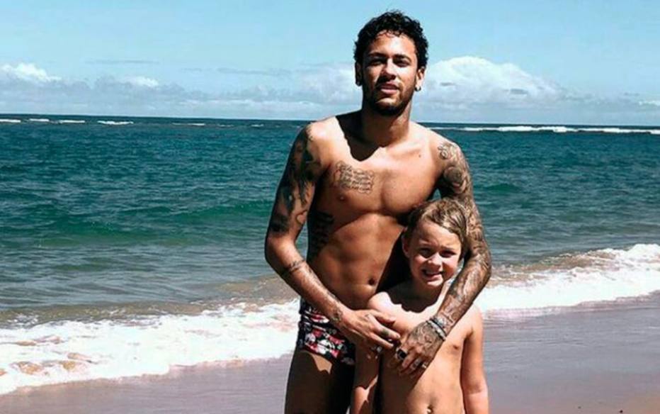 De férias na Bahia, Gabriel Medina dá aula de surfe para filho de Neymar. @...