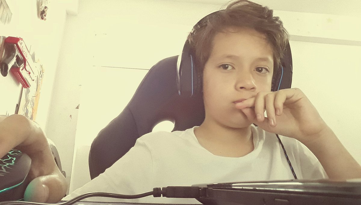 MgueYT60's tweet photo. chicos estoy editando un vídeo super cheto que lo subiré mañana 😀😀 https://t.co/QEuTldplZ2