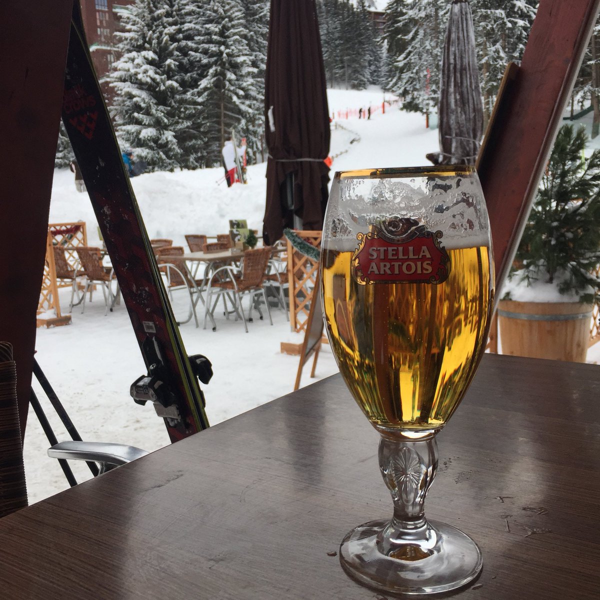 CascadesArc2000's tweet photo. So many great places in #Paradiski to have a quick pit stop! #chezboubou #lesarc1800 #beeroclock #flexiski https://t.co/O42X9DEUgK