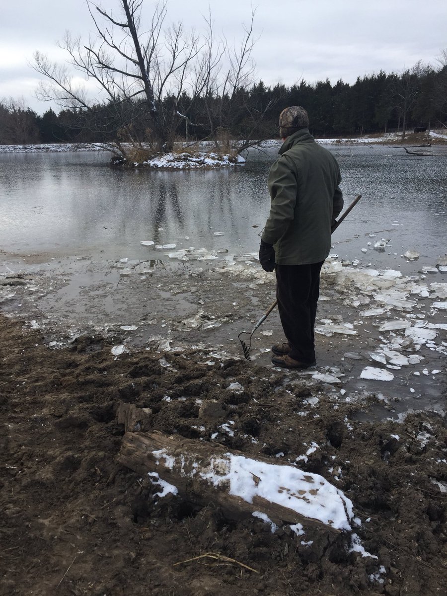 jschaffer10's tweet image. Out with my dad cracking ice in order for the cows to drink. Cold morning but no better place to be #notATypicalFridayAM