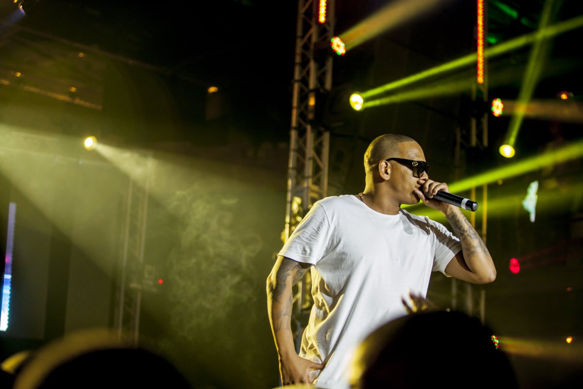 AuthenticSunday's tweet photo. Amazing images of #allwhitesendoff by @HarmonixEnt cc @Zone6Venue https://t.co/Byu5QlapUG