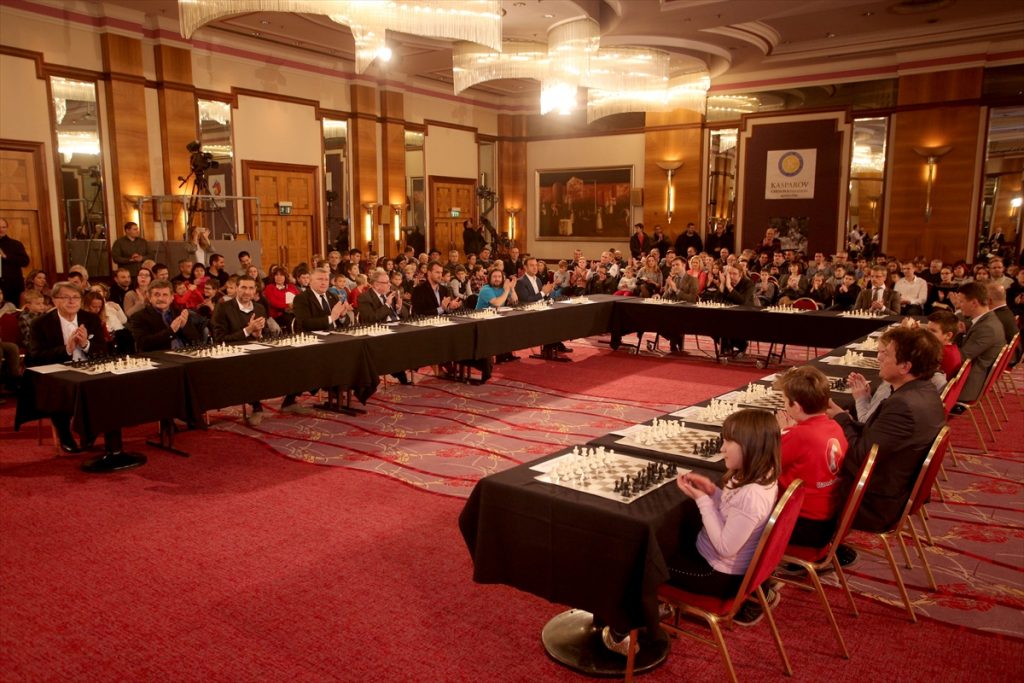 #GarryKasparov #Šah #SimultankaUšahu Hrvatska: Garry Kasparov odigrao simultanku protiv 20 osoba iz javnog života e-vijesti.com/hrvatska-garry…