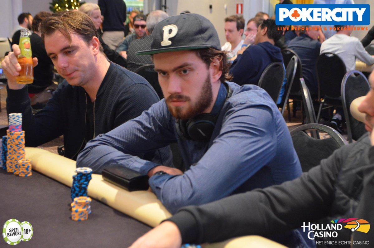 PokerCityNL's tweet photo. @PokerSeriesNL @ClydeTF #DutchOpenPS - @Ruysvogel grijpt de chiplead na een gewonnen monsterpot tegen Jelle de Kroon. Ruijs 5bette all-in met AK, kreeg de call van De Kroon met QQ en binkte een A op de flop https://t.co/KSnlxqWimZ https://t.co/D8e4Wmu2tq