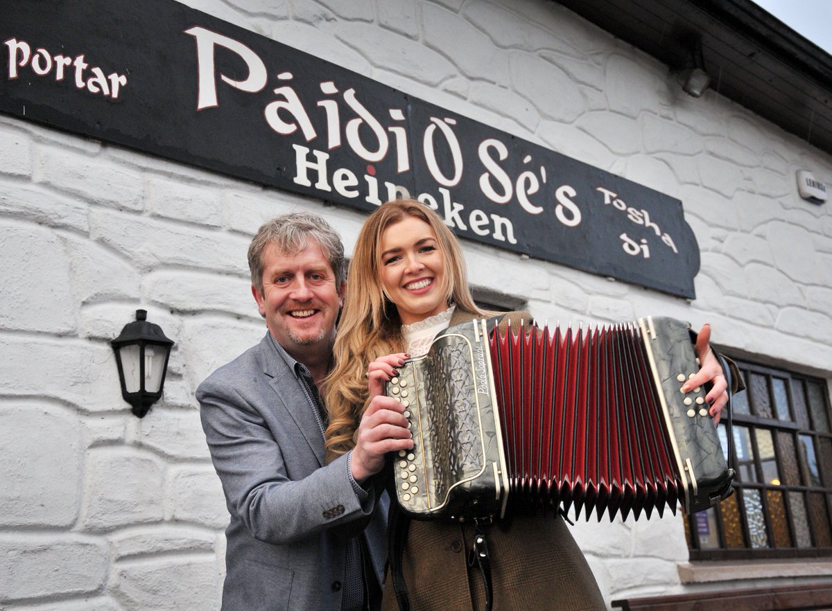 Bí linn Oíche Chinn Bliana leis an mbliain nua a thabhairt isteach in  éineacht le @CaitlinNicAoidh, @padraigose \u0026 banna @Polca_4 chomh maith le  neart eile! Ring in the new year with #TG4, image size:1200x882