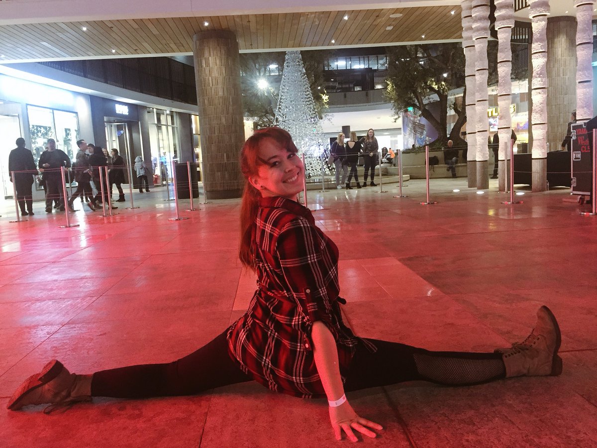 TheAerialPiper's tweet photo. Oh, and thanks again for my free @knotts tickets, @1027KIISFM and @iHeartRadio! And @plainwhitets, y’all killed it last night! #aerialist #kappatau #plainwhitets #kiisfm #iheartradio #splits #la https://t.co/93PwIiuDeY