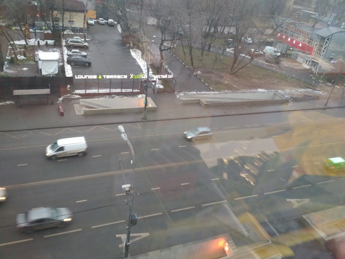 kha_al's tweet photo. @YuryBudkin В чем опасность тут? Каким  образом транспорт может оказаться в этом переходе? https://t.co/XH7t35SYR2