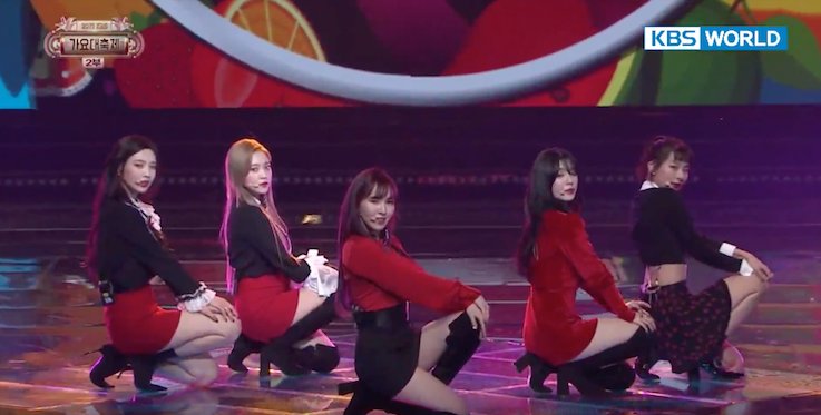 soompi's tweet photo. #RedVelvet finishes up with a performance of "Red Flavor"! https://t.co/WJ3UtSCZbv