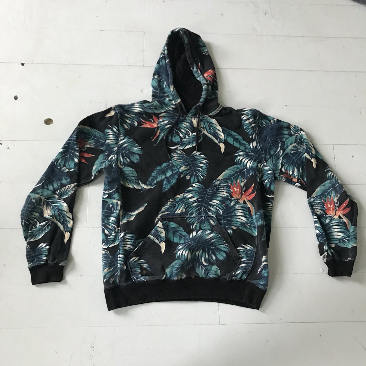 StoreApex's tweet image. Tropical 100 Deep Hoodie 

Size - M 

Condition - 10/10 

Price - £35

#100 #Deep #100Deep #Hoodie #Streetwear #Hypebeast #Outerwear #Menswear #Blue #Black #Retro #Apex #Vintage #ApexStore
