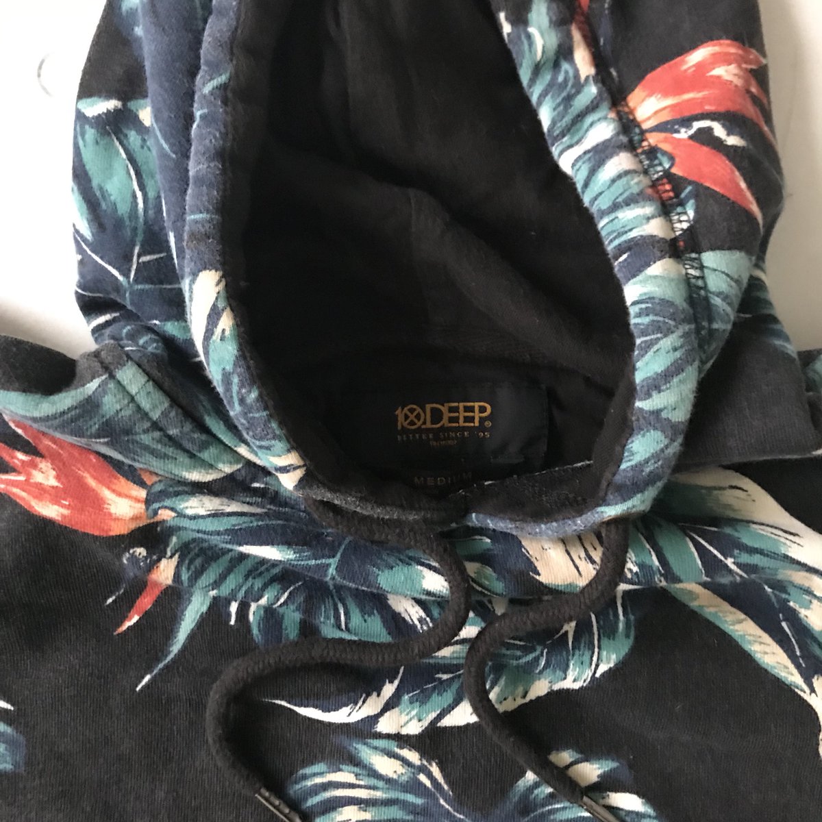 StoreApex's tweet image. Tropical 100 Deep Hoodie 

Size - M 

Condition - 10/10 

Price - £35

#100 #Deep #100Deep #Hoodie #Streetwear #Hypebeast #Outerwear #Menswear #Blue #Black #Retro #Apex #Vintage #ApexStore