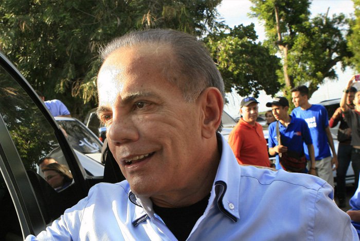 elimpulsocom's tweet photo. VIDEO:  El escrache a Manuel Rosales en Orlando #29Dic - https://t.co/oq4Sh00B5L https://t.co/h8zPxS1nZd