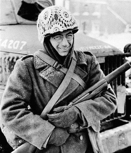 oMulta_Paucis's tweet photo. Pendant la #bataille des Ardennes (décembre 1944), les #soldats avaient pris l'habitude de recouvrir leurs casques avec des #napperons ou des rideaux en dentelle pour les camoufler dans la #neige. Une brillante idée du Sgt William Furia qui nous offre ici son plus joli sourire ! https://t.co/vz6xXkBa8E