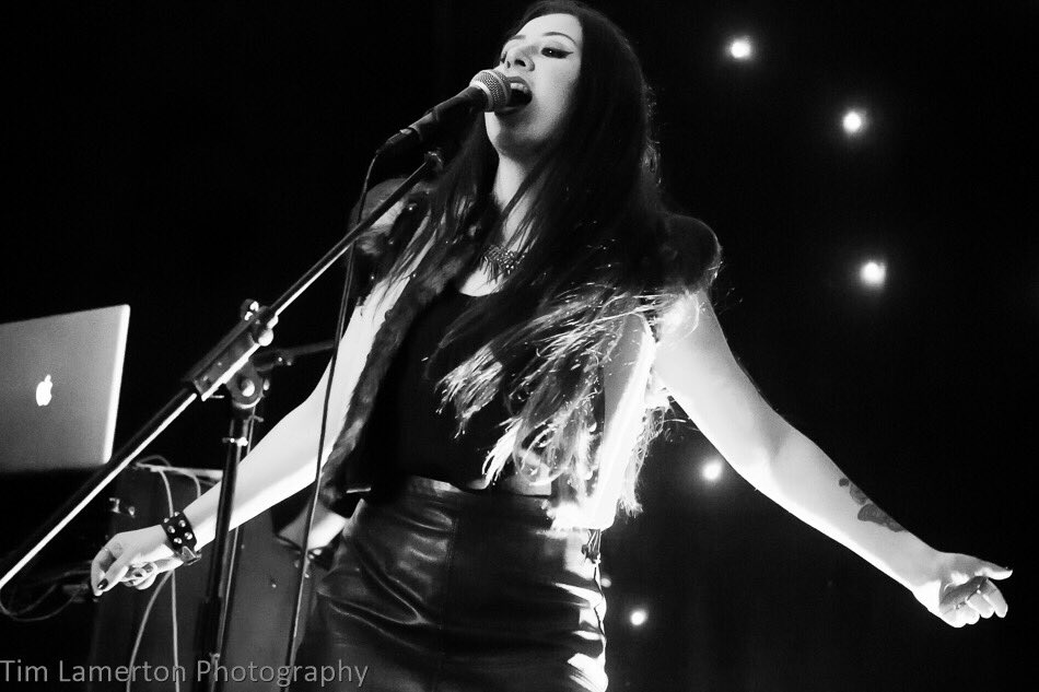 KaraMclean13's tweet photo. Live at the Pier #southwestmusic #musicphotography #singer #lyricist https://t.co/rIuDdvRJwB