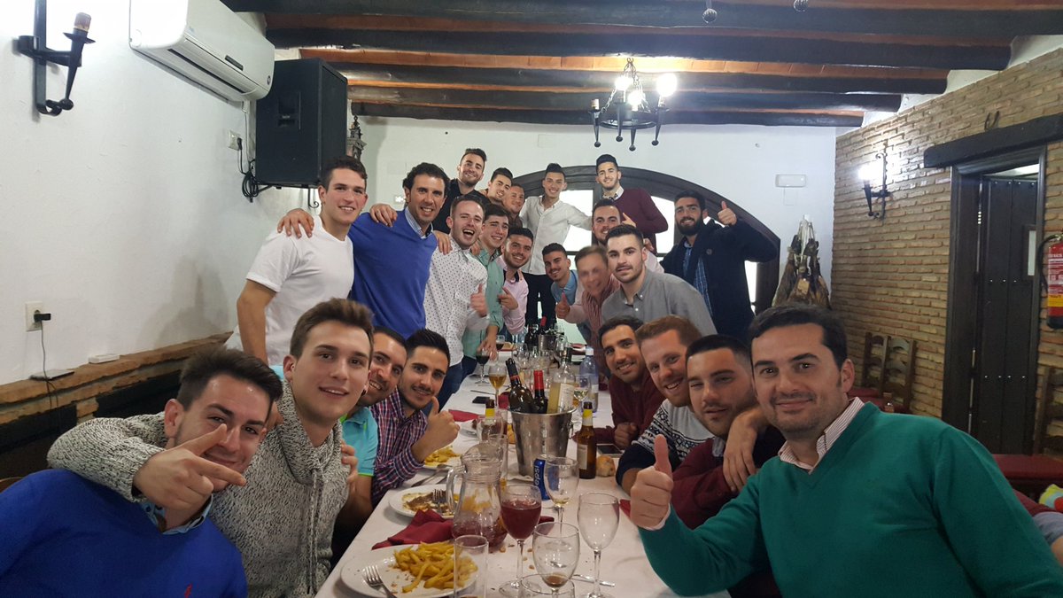 AGuardeo's tweet photo. Comida de navidad @ALMEDINILLACF !!! Un grupo humano espectacular lleno de grandes futbolistas!! Preparense para lo q viene !! Sigamos soñando !! 🔝💪⚽️ https://t.co/MHV8JXdDHB