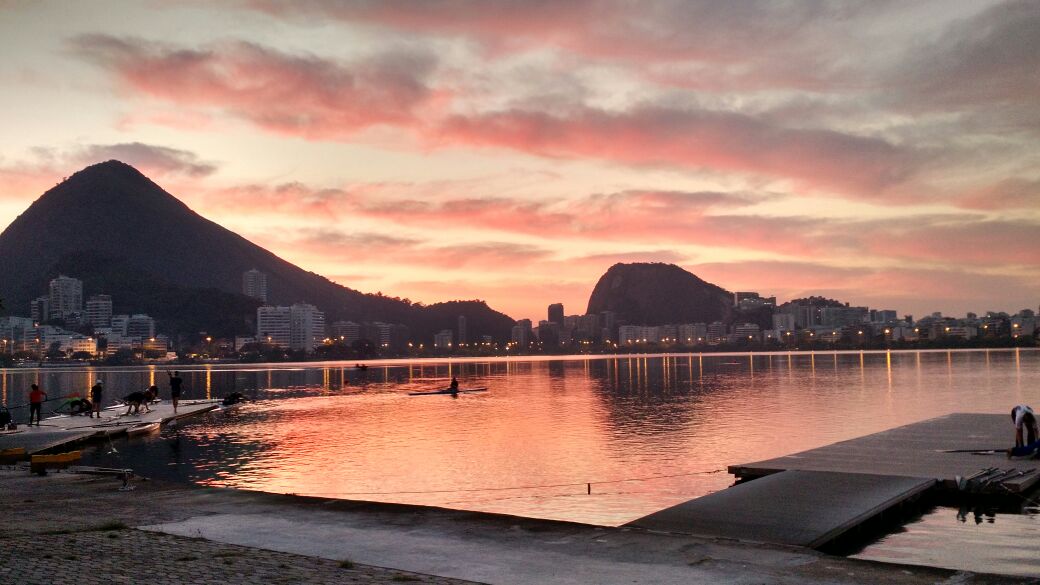 MerchakDesign's tweet photo. Amanhecer na Lagoa Rodrigo de Freitas. Olha que espetáculo quando cheguei pra remar!
#merchakdesign #remoolimpico #rowing  #iloverowing #visual #lagoarodrigodefreitas #riodejaneirotrip #maravilhoso https://t.co/RCoGtoOdys