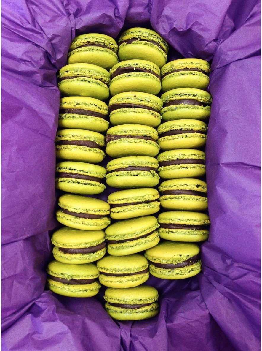 _MODERNPROVIDER's tweet image. Chocolate &amp;amp; Pistachio Macarons