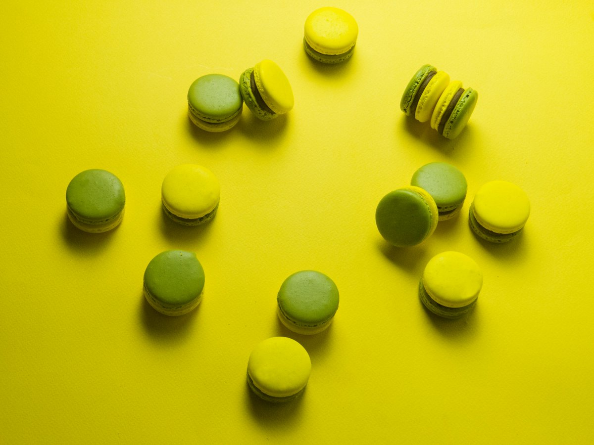 _MODERNPROVIDER's tweet image. Macarons in Jamaican Flag Colouration
