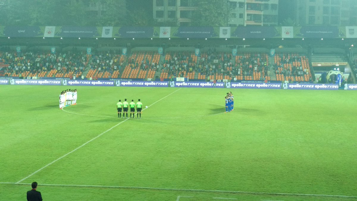 goalbold's tweet photo. Both the teams observed 2 minutes of silence before the kick off for those who lost their lives in #KamlaMillsFire
#MUMDEL #HeroISL #LetsFootball #GoalBold #ISLUpdates https://t.co/esnhtmTWpO