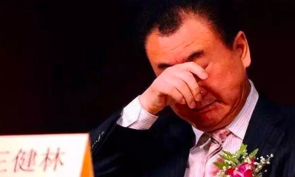 phillip42155545's tweet photo. 万达网科集团28日起开始大规模裁员，6000名员工只留300名。七月以来，万达就被爆陷入财务危机，出售了77家饭店和13个文化旅游项目，交易总额637亿元。

信誓旦旦要干掉迪士尼的王健林，真的以为自己无所不能。中共地盘，今天座上客明天阶下囚。人生最最痛苦的事情就是：钱出去了，人没出去。 https://t.co/Fe6Q79r8Nl