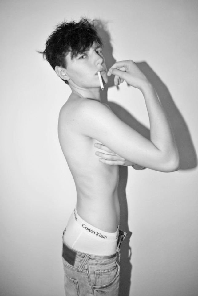 Wʜᴀᴛ ᴅᴏᴇꜱɴ·ᴛ ᴋɪʟʟ ʏᴏᴜ﹐
ᴍᴀᴋᴇꜱ ʏᴏᴜ ꜱᴛʀᴏɴɢᴇʀ

However, her androgynous aspect didn't stop Riley from following her dreams.

She knew better than to listen to others' criticisms and used this difference to make herself known in the world of make-up artists.