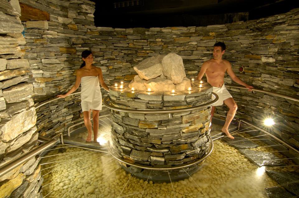 TurismoItaliaNw's tweet photo. Per #SanValentino un bagno nella tinozza e #benessere per due: #vacanza romantica organizzata o fuga di #coppia all’avventura? #BadMoos #AltoAdige https://t.co/JpVm5dAx2m https://t.co/50IQb8s8EX