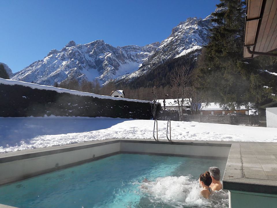 TurismoItaliaNw's tweet photo. Per #SanValentino un bagno nella tinozza e #benessere per due: #vacanza romantica organizzata o fuga di #coppia all’avventura? #BadMoos #AltoAdige https://t.co/JpVm5dAx2m https://t.co/50IQb8s8EX