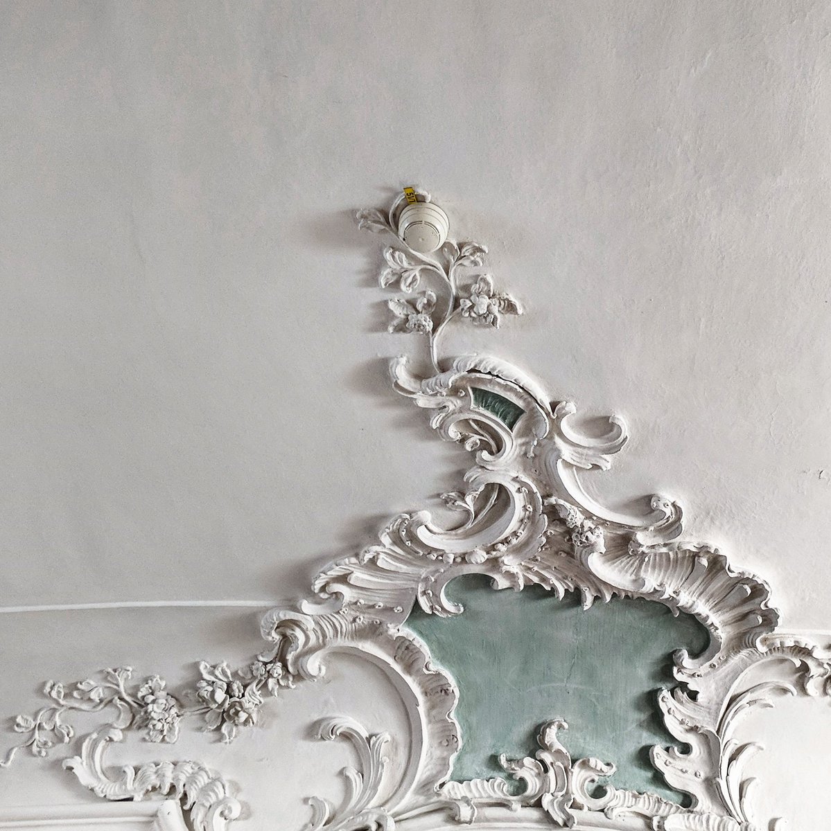 _SamJacob's tweet photo. How to integrate a smoke alarm in Bavarian baroque decoration. https://t.co/phBSyYg6hN