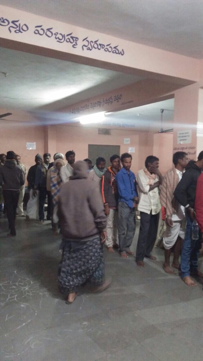 sevabharathitg's tweet photo. #Annaprasadam Serving food to patients attendants from rural areas coming to Gandhi hospital in search of better #MedicalCare #Sevabharathi Sivananda shelter home Secunderabad #feedthehungry #HackHunger https://t.co/HI35ybxwOs