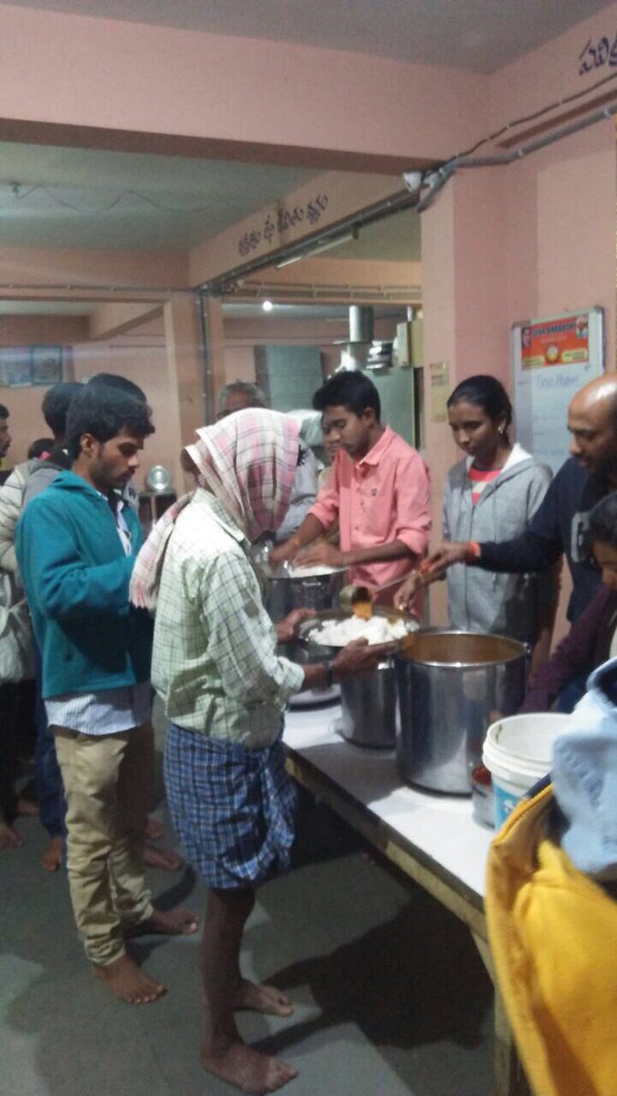 sevabharathitg's tweet photo. #Annaprasadam Serving food to patients attendants from rural areas coming to Gandhi hospital in search of better #MedicalCare #Sevabharathi Sivananda shelter home Secunderabad #feedthehungry #HackHunger https://t.co/HI35ybxwOs