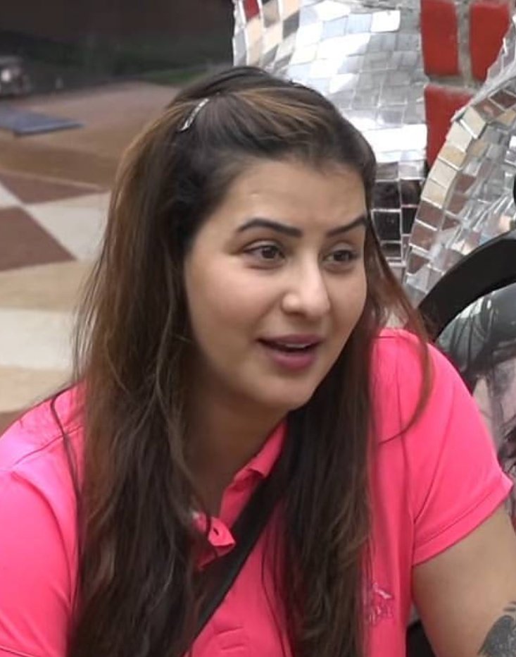 BiggBossChannel's tweet photo. POPULARITY💥 VS CONTENT🎬 

🎬💥 FINAL WINNER🏆 BATTLE OF #BiggBoss 💥🎬

I CAN ASSURE TO ALL @BiggBoss LOVERS♥️ THAT THE FINAL BATTLE✌FOR THE WINNER🏆OF #BiggBoss11 IS BETWEEN #ShilpaShinde 💥 &amp; #VikasGupta 🎬 

WINNER?

RT🔃 FOR #ShilpaShinde 💥 
LK♥️ FOR #VikasGupta 🎬 https://t.co/OJAoLMdX6Y